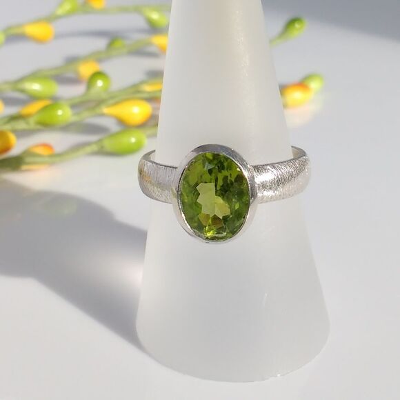 Peridot Ring 2 Carats Size 8 - Picture 3 of 9